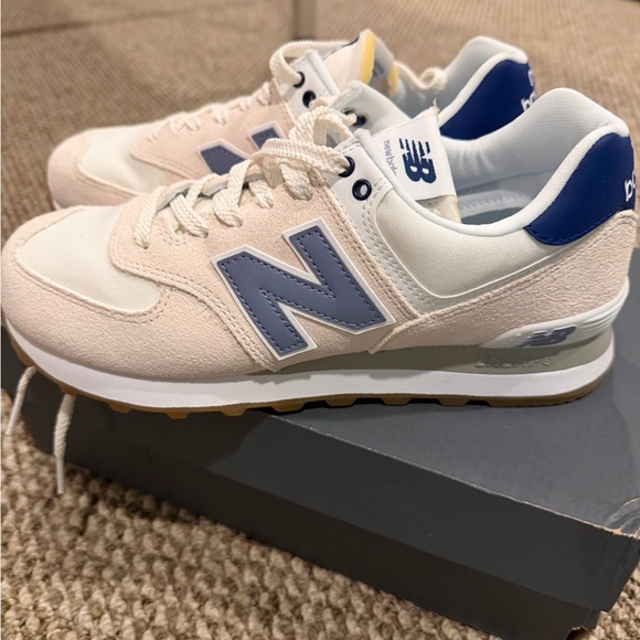 New Balance Beige and Violet Blue Classics Women’s Sneakers (8.5) Like New - Picture 4 of 13